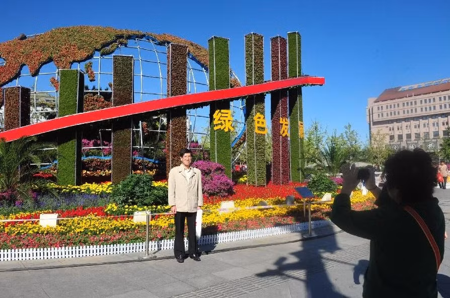 Người dân chụp ảnh lưu niệm bên tác phẩm nghệ thuật có tên gọi Phát triển xanh.