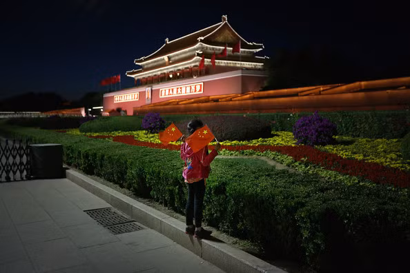 Một bé gái ngắm đường hoa