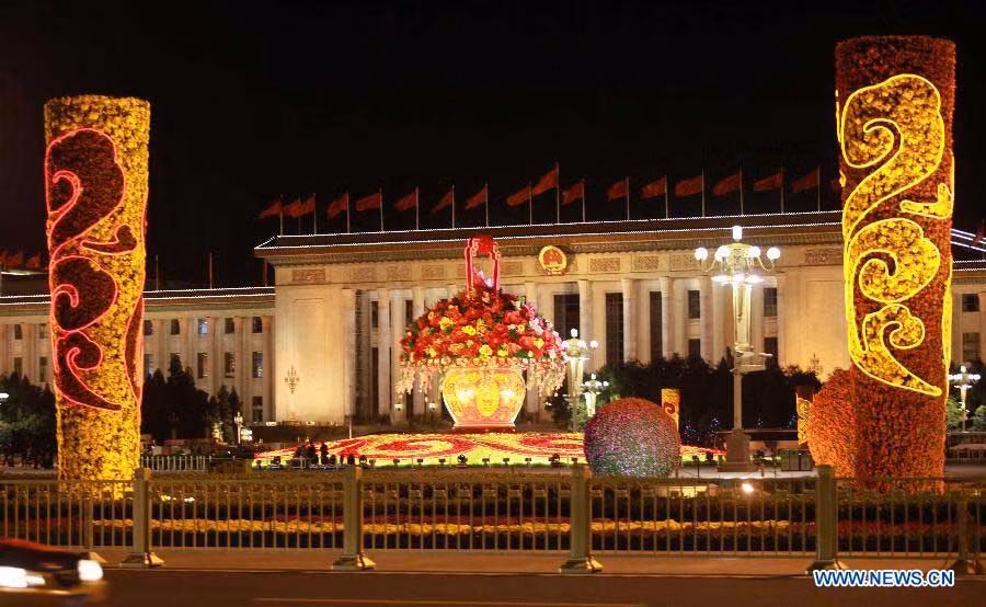 Bình hoa khổng lồ ở quảng trường Thiên An Môn nổi bật khi về đêm.