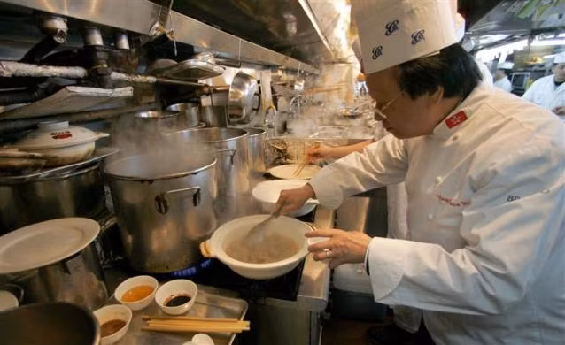 Đầu bếp Yeung Koon-Yat đang nấu món bào ngư. Đầu bếp Yeung Koon-Yat đang nấu món bào ngư.