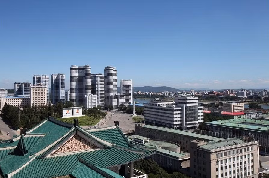Góc nhìn từ trên cao xuống những tòa nhà ở đường Kurata, Bình Nhưỡng. Kể từ khi ông Kim Jong-un lên nắm quyền, Bắc Triều Tiên dường như đã có nhiều thay đổi, mở rộng cánh cửa hơn với thế giới. Thủ đô Bình Nhưỡng cũng có thêm nhiều công trình được đầu tư xây dựng. Góc nhìn từ trên cao xuống những tòa nhà ở đường Kurata, Bình Nhưỡng. Kể từ khi ông Kim Jong-un lên nắm quyền, Bắc Triều Tiên dường như đã có nhiều thay đổi, mở rộng cánh cửa hơn với thế giới. Thủ đô Bình Nhưỡng cũng có thêm nhiều công trình được đầu tư xây dựng.
