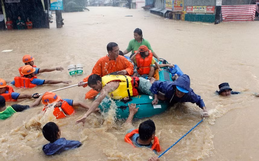 Cơn bão Saola cuối tuần qua đã tấn công vào thủ đô Manila và nhiều vùng khác, khiến tổng số người thiệt mạng ít nhất là 53 người.