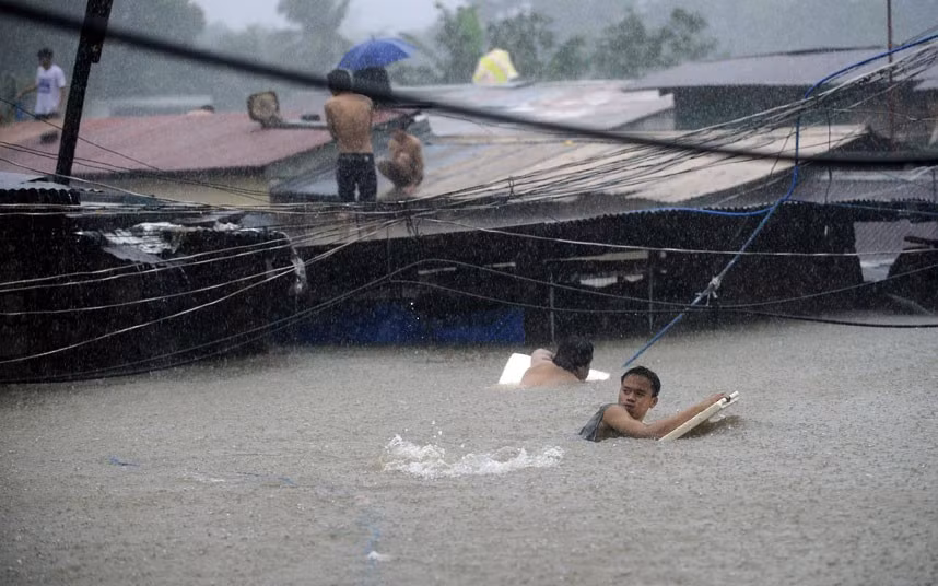 Cư dân phải trú tạm trên những mái nhà.