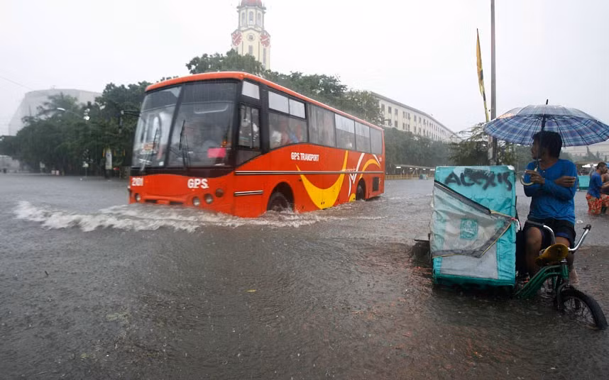 Chiếc xe buýt gặp khó khăn khi đi giữa biển nước.