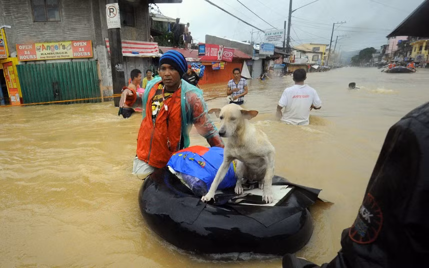 Cơn bão đã biến nhiều tuyến đường Manila thành sông.