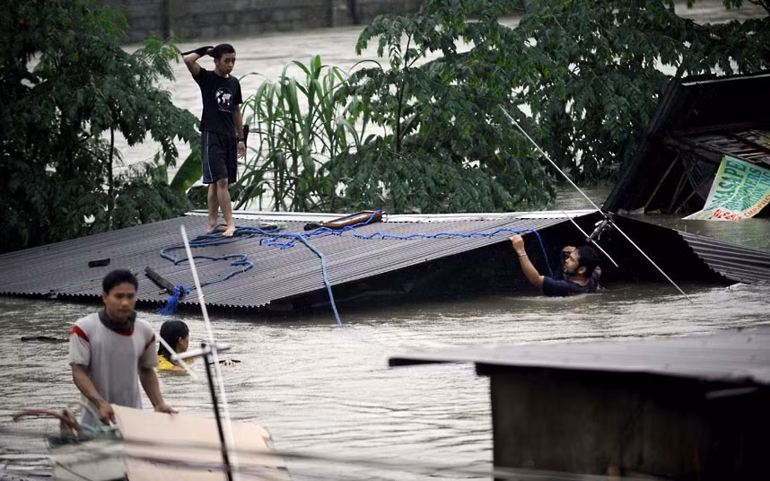 Cư dân trú tạm trên mái nhà.