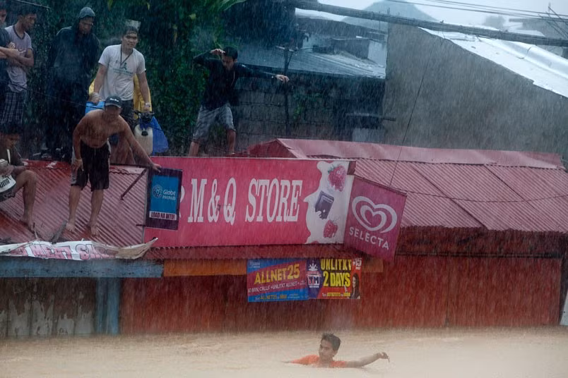 Trong khi đó, mưa lớn vẫn chưa dứt.