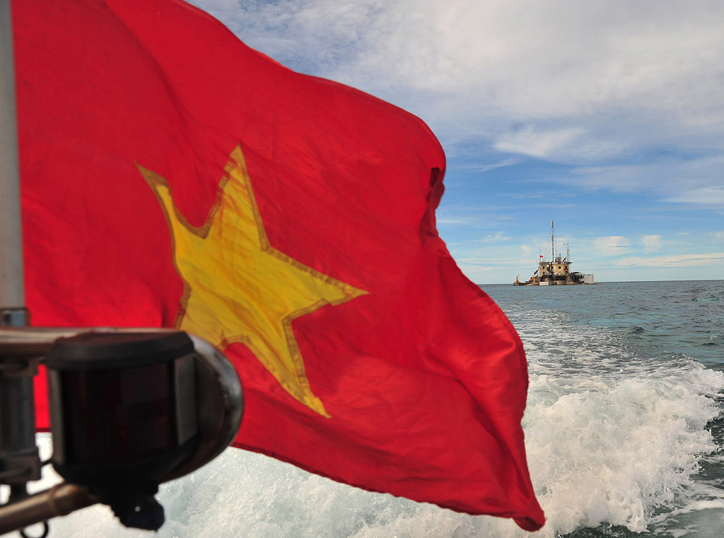 "Tổ quốc gần bên"