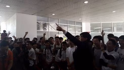 MC chương trình làm 'nóng' sân khấu với các bạn sinh viên (ảnh: T.Q)