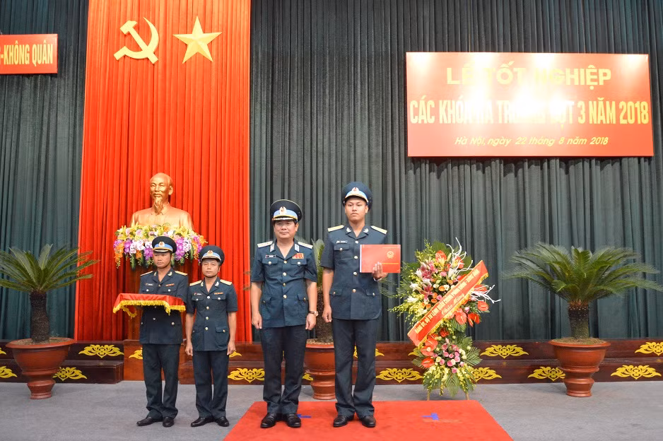 Sau khi tốt nghiệp, Tạ Đình Cương (cầm bằng tốt nghiệp) được giữ lại ở trường công tác với cương vị là cán bộ quản lý học viên chuyên ngành chỉ huy tham mưu không quân. (Ảnh nhân vật cung cấp)