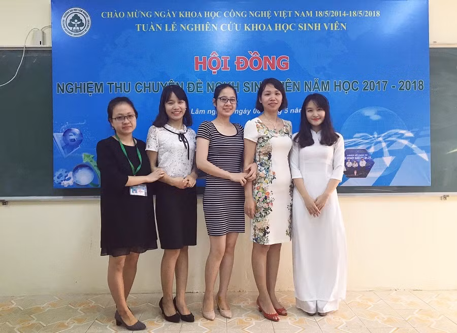 Chu Thị Thương (đứng thứ 2 từ trái qua phải) tham gia nghiên cứu khoa học sinh viên (Ảnh: Nhân vật cung cấp) Chu Thị Thương (đứng thứ 2 từ trái qua phải) tham gia nghiên cứu khoa học sinh viên (Ảnh: Nhân vật cung cấp)