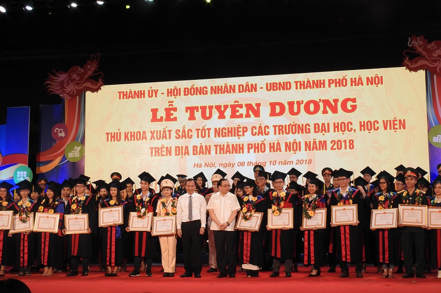 Lê Thị Thùy Linh là một trong 88 thủ khoa xuất sắc tốt nghiệp các trường đại học, cao đẳng trên địa bàn Thủ đô được Hà Nội tuyên dương.