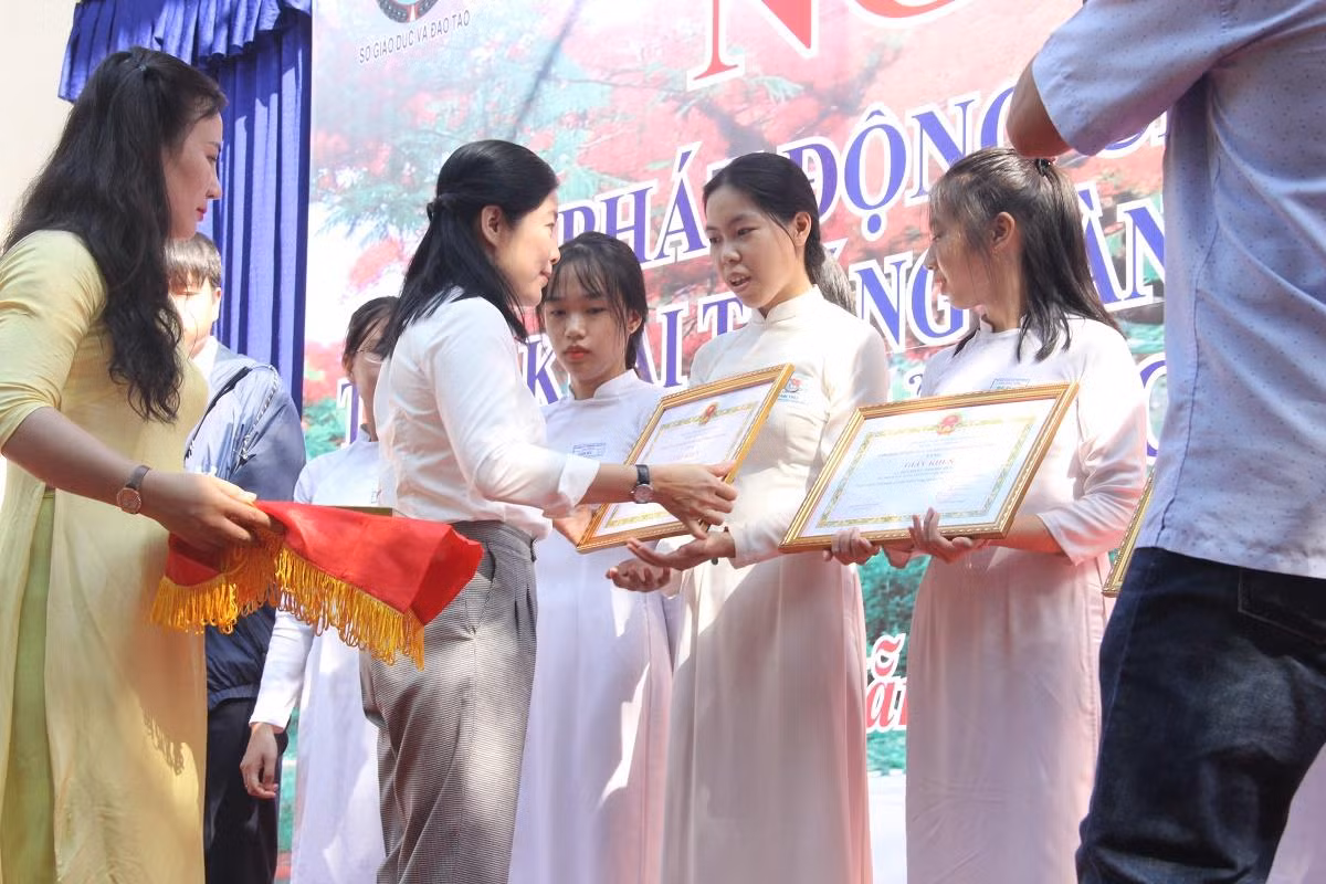 Học sinh chưa nhận được bằng khen của thành phố do bị thất lạc. (Trong ảnh: học sinh được nhận giấy khen từ sở Giáo dục và Đào tạo Đà Nẵng). Học sinh chưa nhận được bằng khen của thành phố do bị thất lạc. (Trong ảnh: học sinh được nhận giấy khen từ sở Giáo dục và Đào tạo Đà Nẵng).