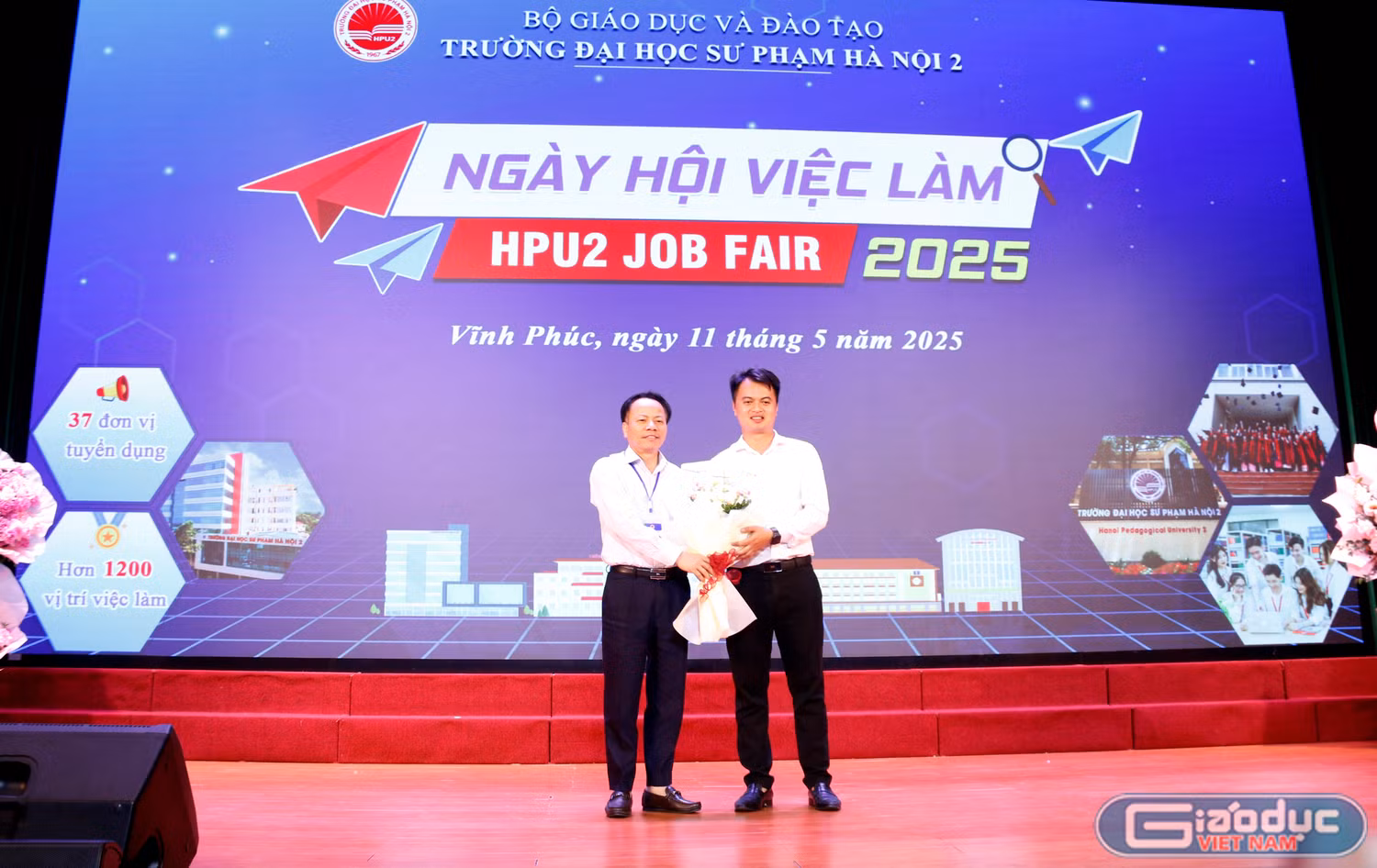 GDVN_tặng hoa thầy Vinh.jpg