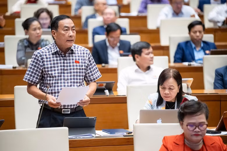 PVHOA - THI TRUONG BAT DONG SAN & NHA O XH.jpg