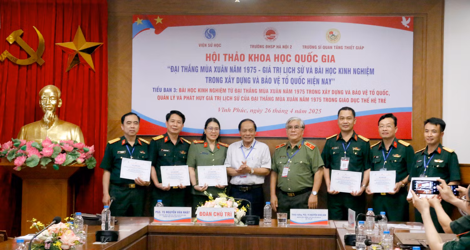 GDVN_trao chứng nhân tiể ban 3.JPG