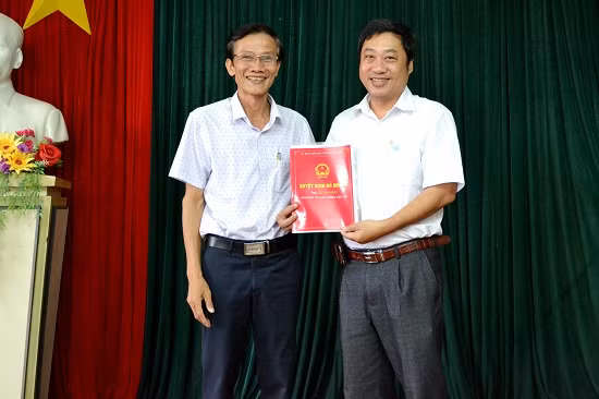 Ông Nguyễn Hữu Sáng, giám đốc sở Nội vụ tỉnh Quảng Nam (bìa trái) bị kỷ luật bằng hình thức cảnh cáo do các sai phạm liên quan đến công tác cán bộ. Ảnh: Báo Quảng Nam