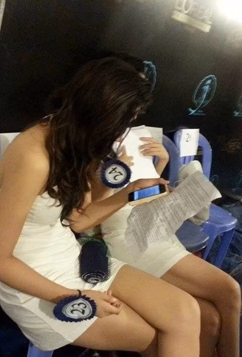 Hình ảnh Đặng Thu Thảo (SBD 23) cùng một số thí sinh đang "học bài" trong hậu trường đêm Chung kết. (Xem thêm: 'Dậy sóng' vì thí sinh Hoa hậu Đại dương ngô nghê về giàn khoan 981)