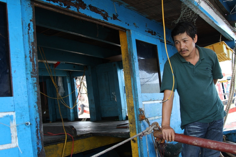 Chủ tàu Trần Văn Vốn ngao ngán đứng trên con tàu của mình. Mới cách đây nửa tháng, tàu anh lành lặn ra khơi với bao niềm hy vọng, hôm nay, con tàu này trở về với những "thương tích" đầy mình... Chủ tàu Trần Văn Vốn ngao ngán đứng trên con tàu của mình. Mới cách đây nửa tháng, tàu anh lành lặn ra khơi với bao niềm hy vọng, hôm nay, con tàu này trở về với những "thương tích" đầy mình...