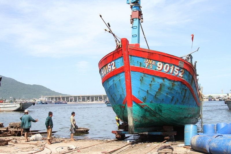 Đây là nỗ lực không biết mệt mỏi của nhiều thợ lặn và công nhân. Giữa trưa nắng như đổ lửa, nhưng ai nấy đều hăng say làm việc. Đây là nỗ lực không biết mệt mỏi của nhiều thợ lặn và công nhân. Giữa trưa nắng như đổ lửa, nhưng ai nấy đều hăng say làm việc.