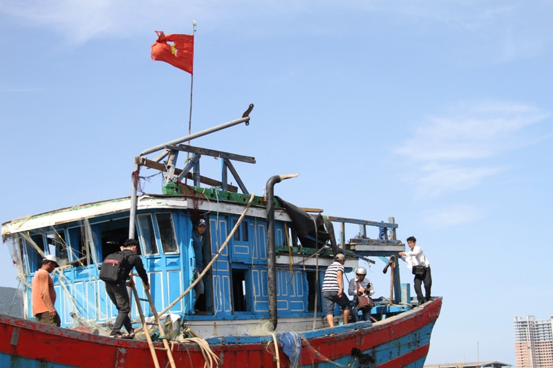 Nhiều cột sắt phía sau cũng bị gãy đổ... Nhiều cột sắt phía sau cũng bị gãy đổ...