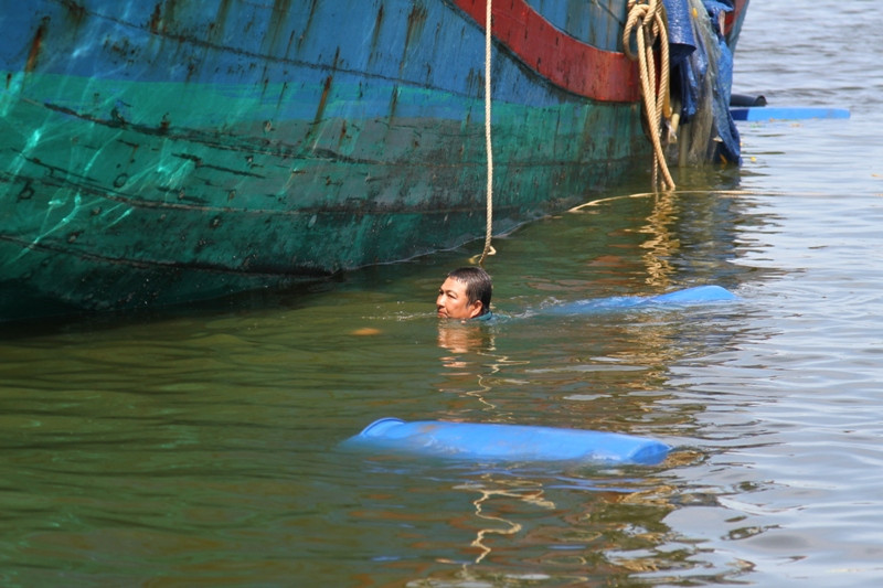 Ngụp lặn suốt cả ngày, thợ lặn Nguyễn Văn Hiếu (SN 1974, trú phường Nại Hiên Đông, quận Sơn Trà, Đà Nẵng) cùng các anh em khác quyết tâm đưa được con tàu lên bờ. Ngụp lặn suốt cả ngày, thợ lặn Nguyễn Văn Hiếu (SN 1974, trú phường Nại Hiên Đông, quận Sơn Trà, Đà Nẵng) cùng các anh em khác quyết tâm đưa được con tàu lên bờ.
