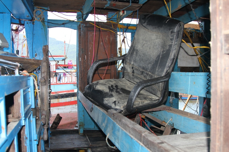 Ghế của thuyền trưởng được đóng chắc chắn nhưng sau hai cú đâm mạnh của tàu Trung Quốc thì ghế và buồng lái bị hư hỏng nặng. Ghế của thuyền trưởng được đóng chắc chắn nhưng sau hai cú đâm mạnh của tàu Trung Quốc thì ghế và buồng lái bị hư hỏng nặng.