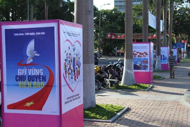 Đặc biệt, triển lãm cũng giới thiệu hơn 40 tranh cổ động, tuyên truyền về biển, đảo do Bộ VHTTDL vừa mới phát hành.