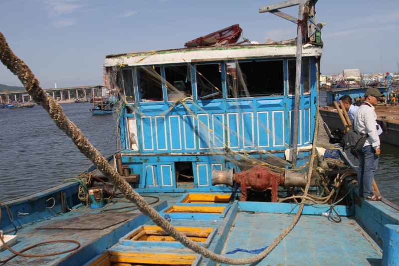 Ngư lưới cụ trị giá hơn 1,2 tỷ đồng trên tàu cũng nát bét, chỉ còn lại vài mảnh lưới thảm thương, sau cú đâm mạnh của tàu Trung Quốc. Ngư lưới cụ trị giá hơn 1,2 tỷ đồng trên tàu cũng nát bét, chỉ còn lại vài mảnh lưới thảm thương, sau cú đâm mạnh của tàu Trung Quốc.