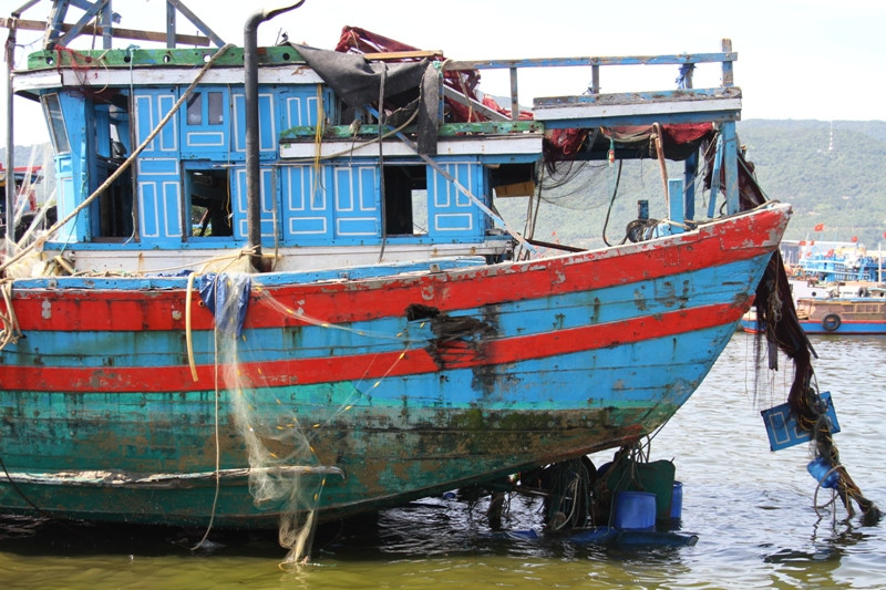 Phía sau đuôi của con tàu hiện ra những "vết thương" chằng chịt... Phía sau đuôi của con tàu hiện ra những "vết thương" chằng chịt...