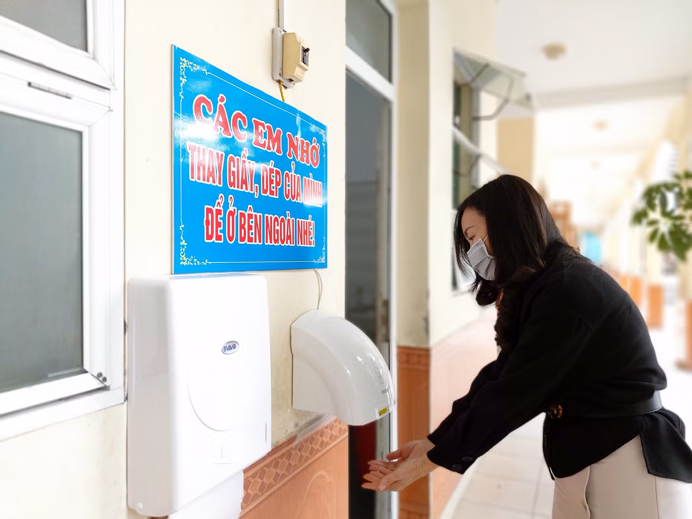 Phụ huynh nhà trường ủng hộ máy sấy khô tay (Ảnh: Lã Tiến)