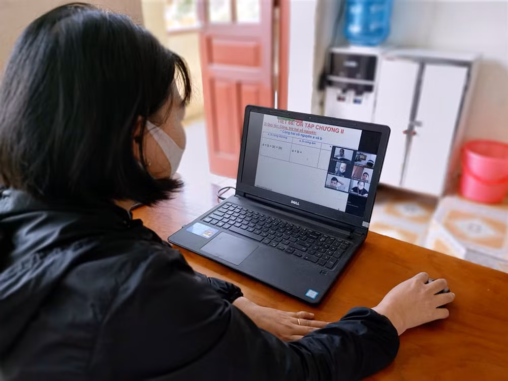 Cô giáo Nguyễn Thị Kim Oanh hướng dẫn các học trò ôn tập bài qua mạng (Ảnh: Lã Tiến)