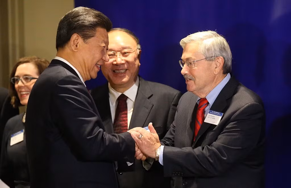 Ông Tập Cận Bình và Thống đốc bang Iowa Terry Branstad trong một lần hội ngộ, ảnh: Getty Images. Ông Tập Cận Bình và Thống đốc bang Iowa Terry Branstad trong một lần hội ngộ, ảnh: Getty Images.