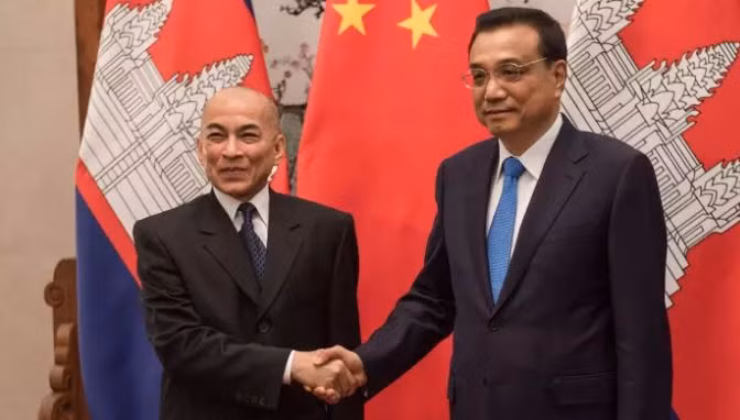 Quốc vương Campuchia Norodom Sihamoni và Thủ tướng Trung Quốc Lý Khắc Cường, ảnh: Getty Images / FT. Quốc vương Campuchia Norodom Sihamoni và Thủ tướng Trung Quốc Lý Khắc Cường, ảnh: Getty Images / FT.