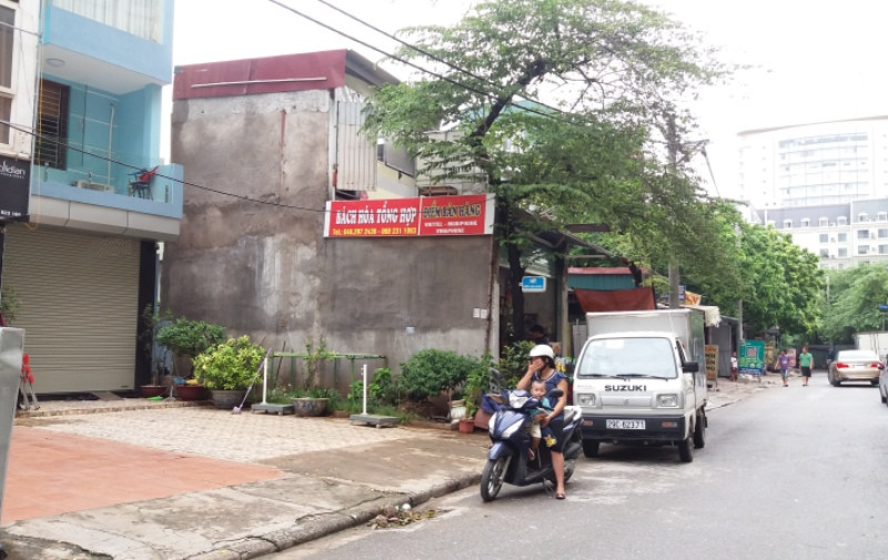 Ngôi nhà xây dựng trái phép lấn chiếm vỉa hè nhưng phường Mỹ Đình 1 lại cố tình "làm ngơ", "phớt lờ" chỉ đạo của quận. Ngôi nhà xây dựng trái phép lấn chiếm vỉa hè nhưng phường Mỹ Đình 1 lại cố tình "làm ngơ", "phớt lờ" chỉ đạo của quận.