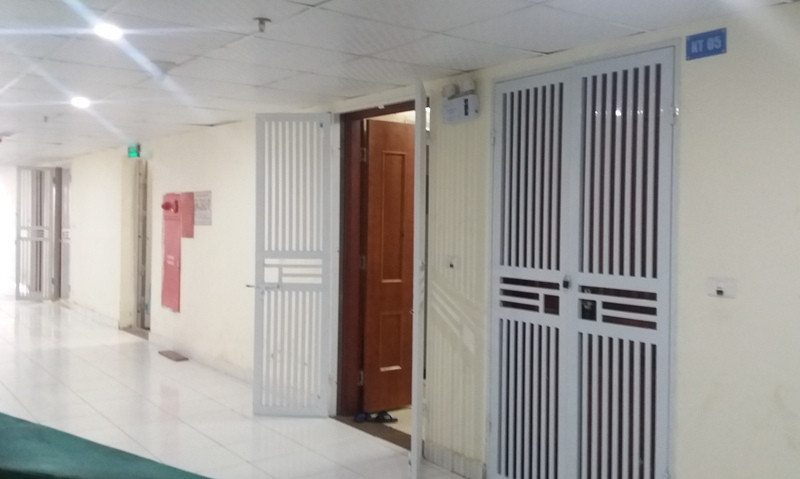 Với việc tự ý biến các tầng được phê duyệt làm trung tâm thương mại, văn phòng cho thuê thành các căn hộ để bán cho người dân tại KĐT Nam Xa La bằng những hợp đồng "giả", Công ty Phúc Hà đang khiến người dân có nguy cơ mất trắng vì việc làm phi pháp của mình. Ảnh Bảo Nam.