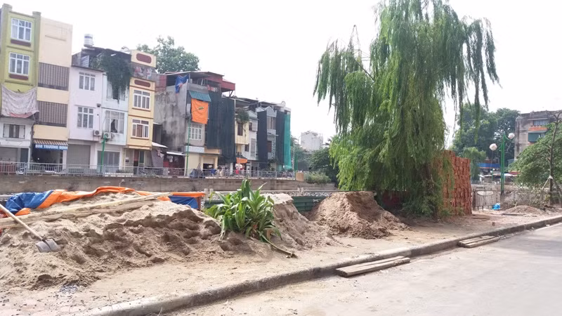 Cửa kinh doanh hàng vật liệu xây dựng Dũng Hằng ngang nhiên lẫn chiếm vỉa hè của người đi bộ. Ảnh Trần Việt.