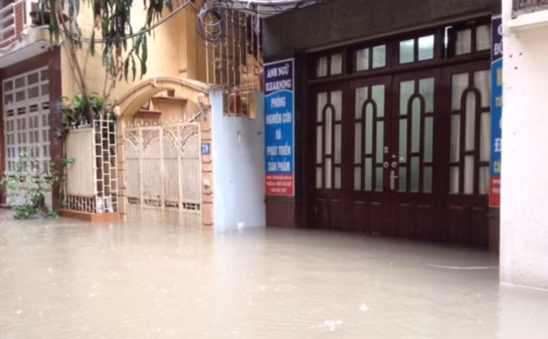 Sau mỗi trận mưa, toàn bộ khu phố bị tê liệt hoàn toàn, thậm chí còn tràn lên cả nhà người dân gây hư hỏng cả tài sản. Ảnh do người dân cung cấp.