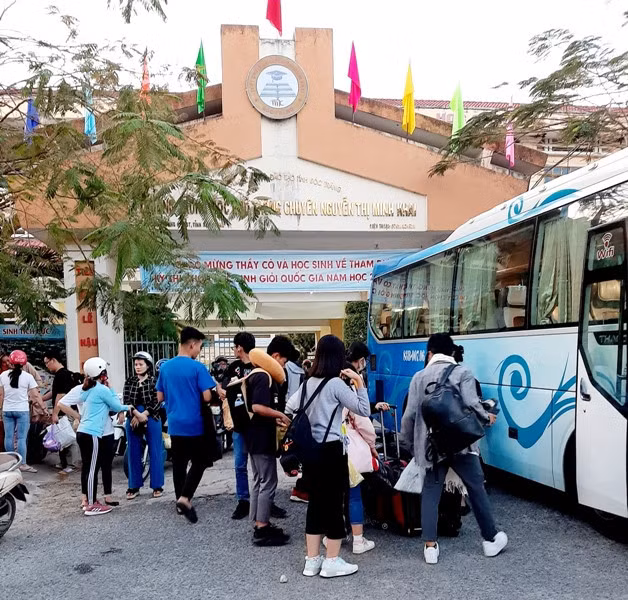 Học sinh Trường Trung học phổ thông Chuyên Nguyễn Thị Minh Khai (Sóc Trăng) tham gia chuyến trải nghiệm tại Đà Lạt (Ảnh: Vietnamnet) Học sinh Trường Trung học phổ thông Chuyên Nguyễn Thị Minh Khai (Sóc Trăng) tham gia chuyến trải nghiệm tại Đà Lạt (Ảnh: Vietnamnet)