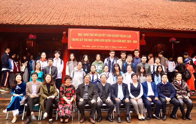 Đại diện lãnh đạo Sở Giáo dục và Đào tạo Hà Nội với các học sinh trong đội tuyển tham dự kỳ thi học sinh giỏi quốc gia năm học 2019-2020. (Ảnh: Hanoimoi) Đại diện lãnh đạo Sở Giáo dục và Đào tạo Hà Nội với các học sinh trong đội tuyển tham dự kỳ thi học sinh giỏi quốc gia năm học 2019-2020. (Ảnh: Hanoimoi)