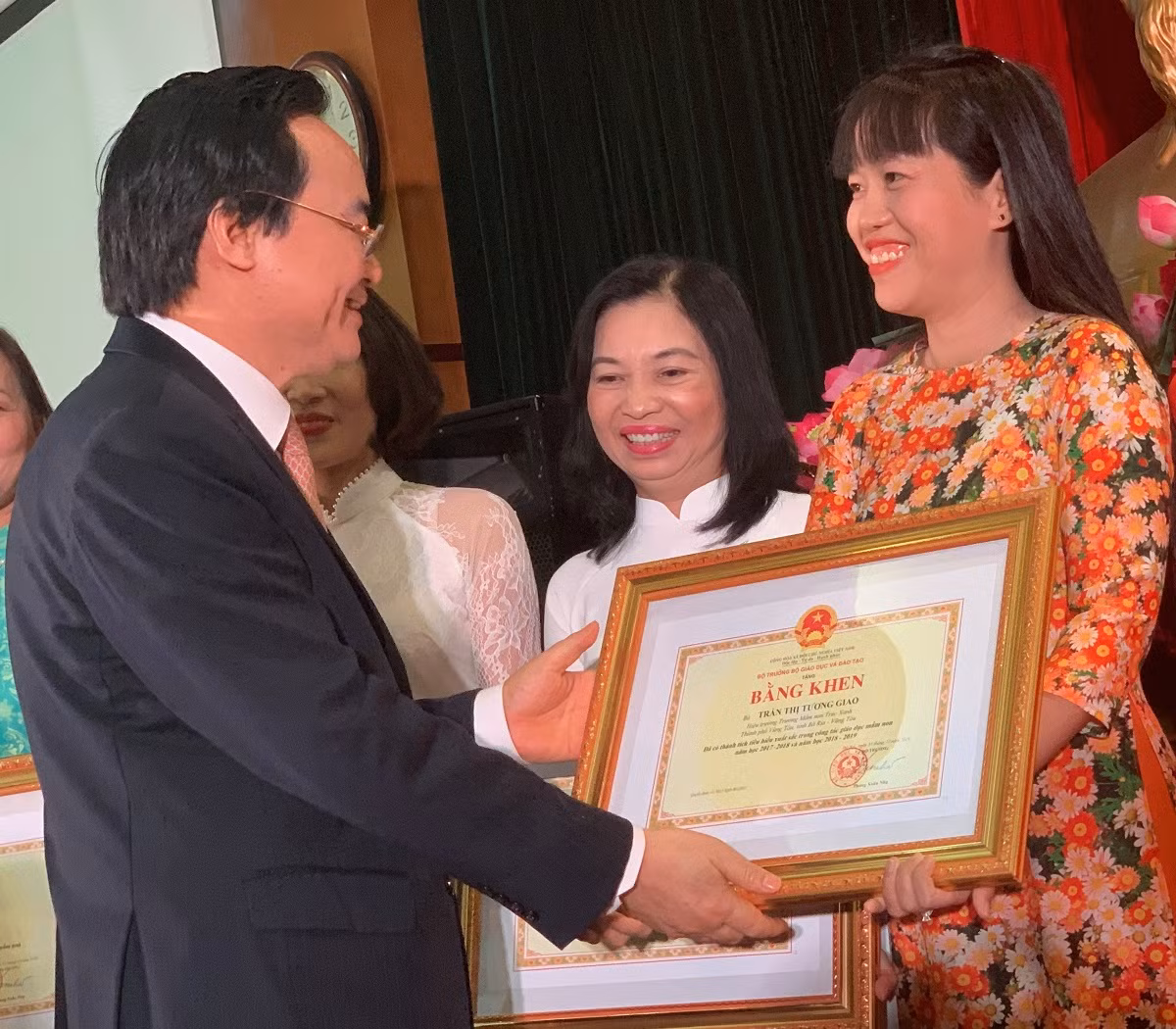 Bộ trưởng Phùng Xuân Nhạ tặng bằng khen cho các giáo viên mầm non điển hình (Ảnh: Thùy Linh) Bộ trưởng Phùng Xuân Nhạ tặng bằng khen cho các giáo viên mầm non điển hình (Ảnh: Thùy Linh)