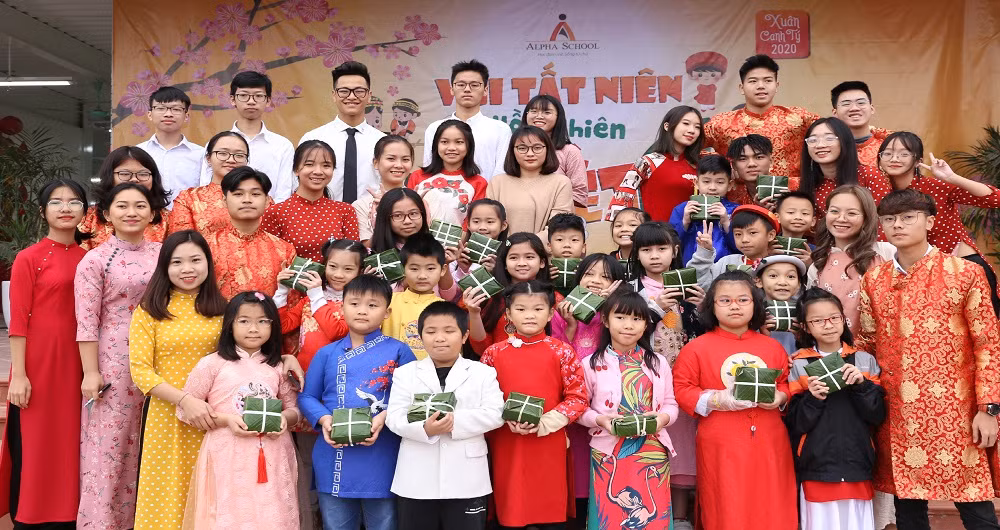 Lễ hội vui tất niên hồn nhiên đón tết là hoạt động bồi đắp những giá trị truyền thống đối với học sinh (Ảnh nhà trường cung cấp)