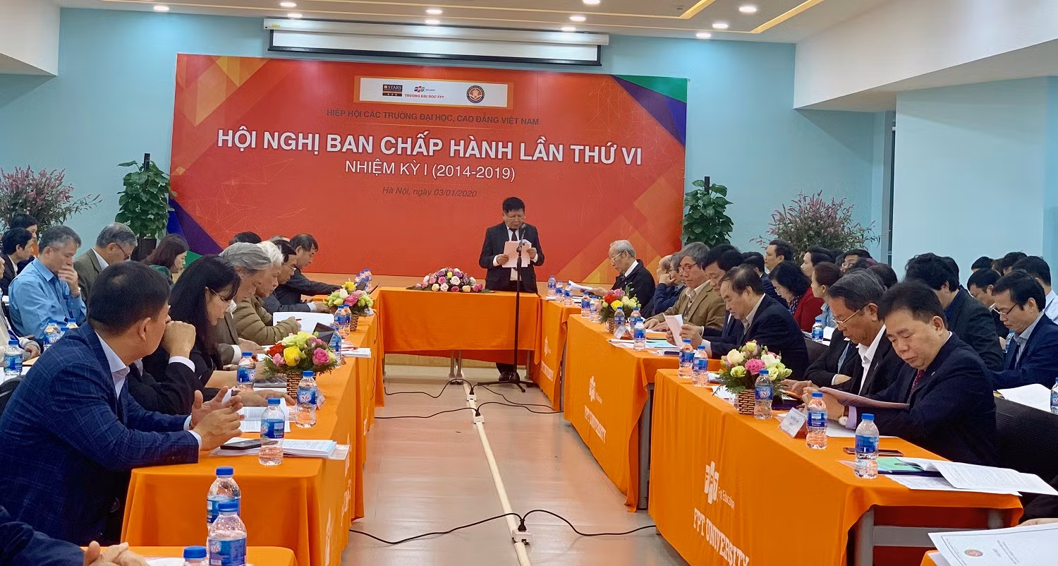 Ngày 3/1/2020, Hiệp hội Các trường đại học, cao đẳng Việt Nam tiến hành Hội nghị Ban Chấp hành lần thứ 6 (nhiệm kỳ 2014-2019) trong đó tổng kết nhiều nội dung quan trọng. (Ảnh: Thùy Linh) Ngày 3/1/2020, Hiệp hội Các trường đại học, cao đẳng Việt Nam tiến hành Hội nghị Ban Chấp hành lần thứ 6 (nhiệm kỳ 2014-2019) trong đó tổng kết nhiều nội dung quan trọng. (Ảnh: Thùy Linh)