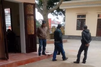 Các đối tượng được cho là dân "xã hội đen" thường xuyên ngăn cản các DN tham gia mua hồ sơ thầu. Các đối tượng được cho là dân "xã hội đen" thường xuyên ngăn cản các DN tham gia mua hồ sơ thầu.
