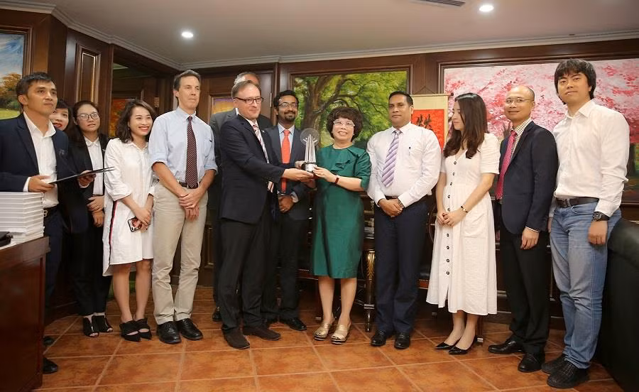 Bà Thái Hương nhận giải thưởng Lãnh đạo doanh nghiệp có trách nhiệm với xã hội. Bà Thái Hương nhận giải thưởng Lãnh đạo doanh nghiệp có trách nhiệm với xã hội.