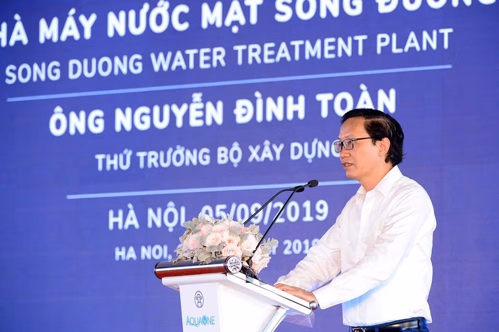 Thứ trưởng Bộ Xây dựng - ông Nguyễn Đình Toàn đánh giá cao nỗ lực của chủ đầu tư, xây dựng nhà máy áp dụng công nghệ hiện đại cho ra chất lượng nước uống ngay tại vòi.