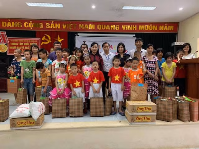 Niềm vui của các em nhỏ khi được tặng quà.