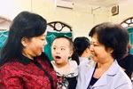 Bộ trưởng Y tế thăm, tặng quà các cháu thiếu nhi mồ côi, khuyết tật