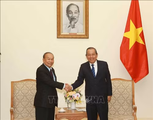Phó Thủ tướng Thường trực Chính phủ Trương Hoà Bình đã tiếp Bộ trưởng Bộ Lễ nghi và Tôn giáo Campuchia, ngài Him Chhem. ảnh: TTXVN. Phó Thủ tướng Thường trực Chính phủ Trương Hoà Bình đã tiếp Bộ trưởng Bộ Lễ nghi và Tôn giáo Campuchia, ngài Him Chhem. ảnh: TTXVN.