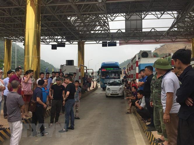 Nhiều người dân tập trung phản đối mức thu phí tại trạm BOT Hòa Lạc - Hòa Bình. ảnh: TTXVN. Nhiều người dân tập trung phản đối mức thu phí tại trạm BOT Hòa Lạc - Hòa Bình. ảnh: TTXVN.